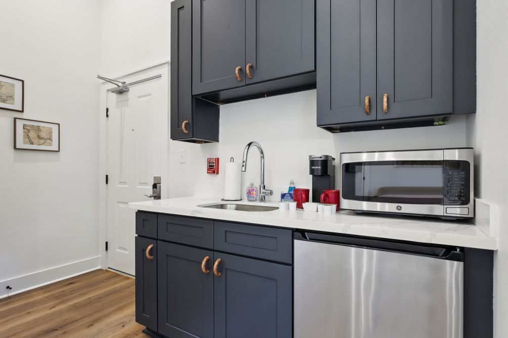 Mikrovågsugn, kaffe- och tebryggare och grytor/köksredskap