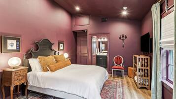 Een strijkplank/strijkijzer, beddengoed