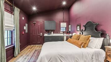 Een strijkplank/strijkijzer, beddengoed