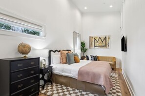 2 bedrooms, iron/ironing board, bed sheets