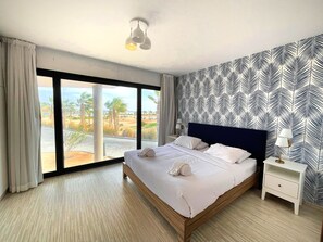 Tabla de planchar con plancha, wifi y ropa de cama