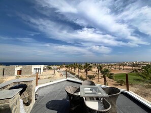 Outdoor dining - Sea & Golf View 2BR Villa with Beach & Pool Access & Terrace - Seascape Stays (Soma Bay)