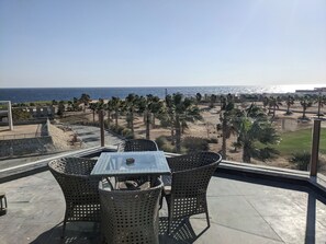 Outdoor dining - Sea & Golf View 2BR Villa with Beach & Pool Access & Terrace - Seascape Stays (Soma Bay)