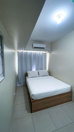 1 bedroom, iron/ironing board, bed sheets, wheelchair access - Quiet 1BR Escape - Balcony, Wi-Fi & Full Kitchen (Iloilo City)
