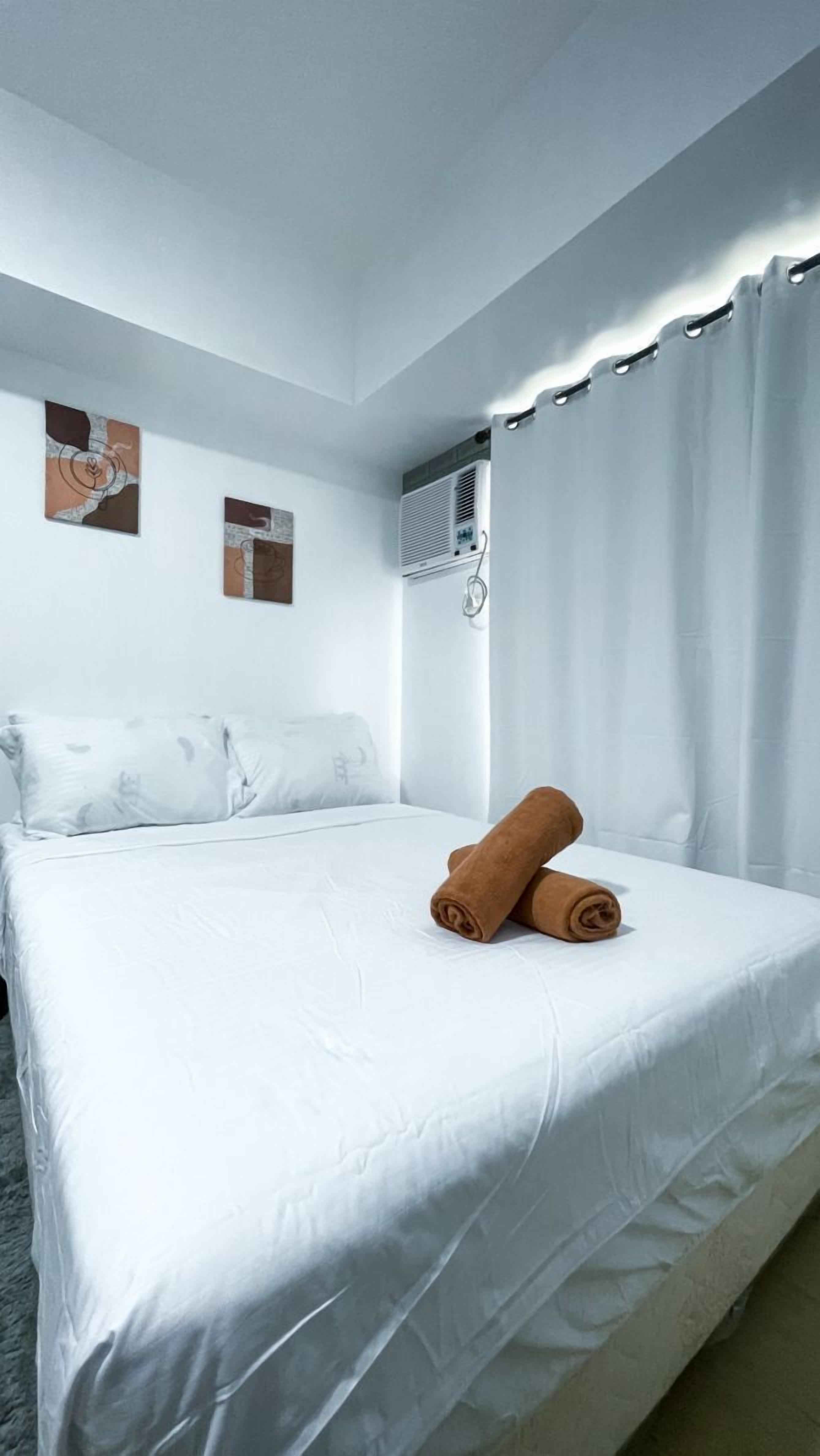 Iron/ironing board, bed sheets