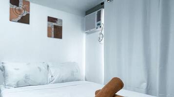 Iron/ironing board, bed sheets