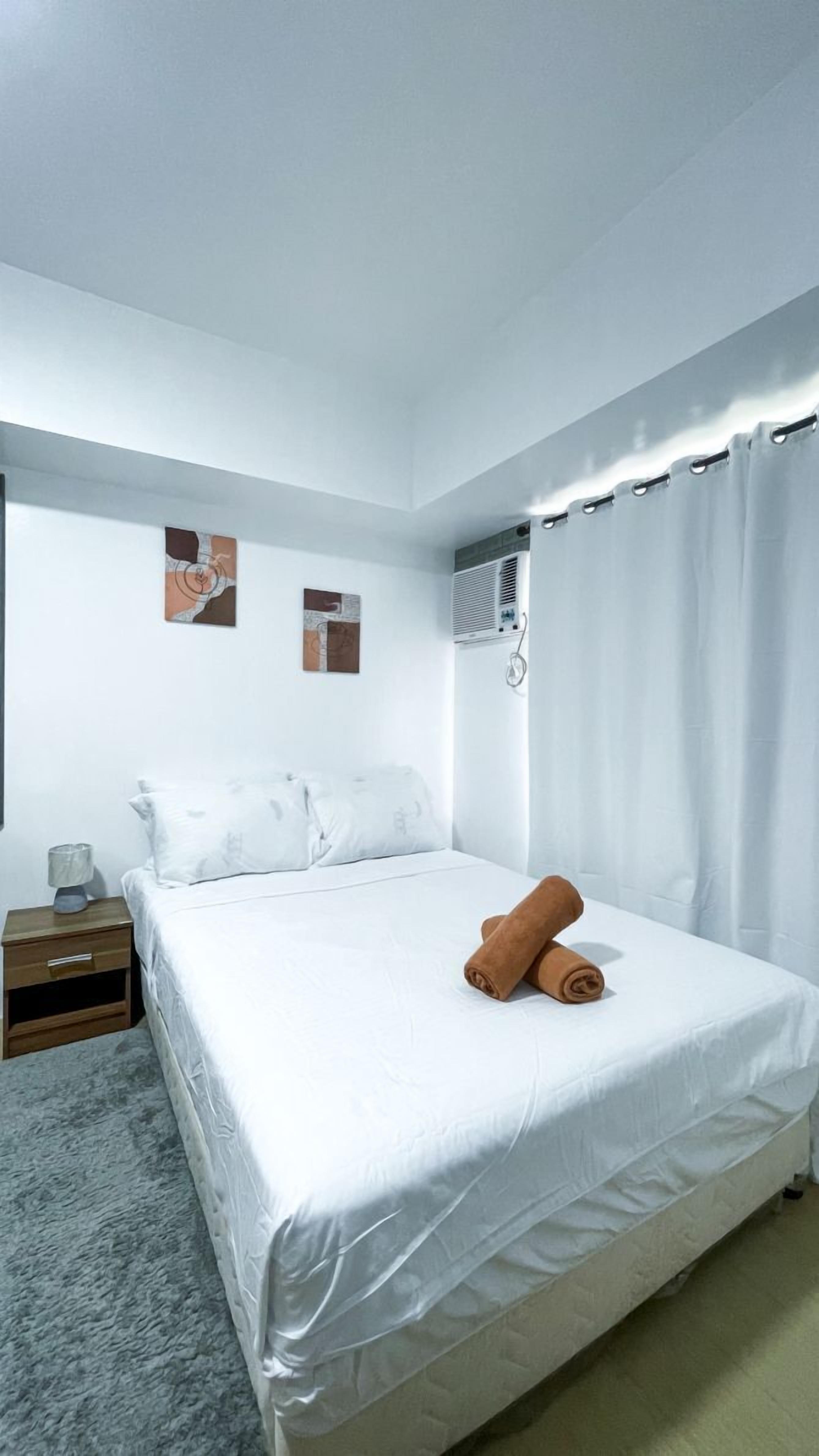 Tabla de planchar con plancha y ropa de cama 