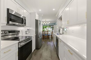 Fridge, microwave, oven, stovetop - Saltwater Pool & Spa Retreat in Central Naples (Naples)