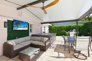 Outdoor dining - Saltwater Pool & Spa Retreat in Central Naples (Naples)