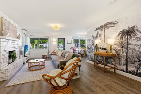 TV, computer monitors, printers - Saltwater Pool & Spa Retreat in Central Naples (Naples)
