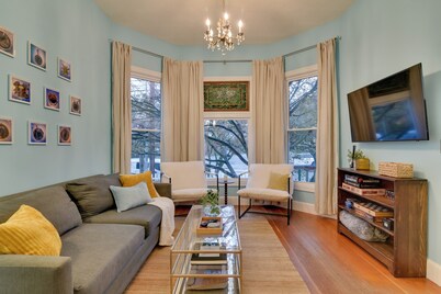< 1 Mi to Moda Center: Walkable Portland Retreat!