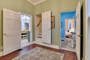 2 habitaciones, escritorio, internet y ropa de cama 