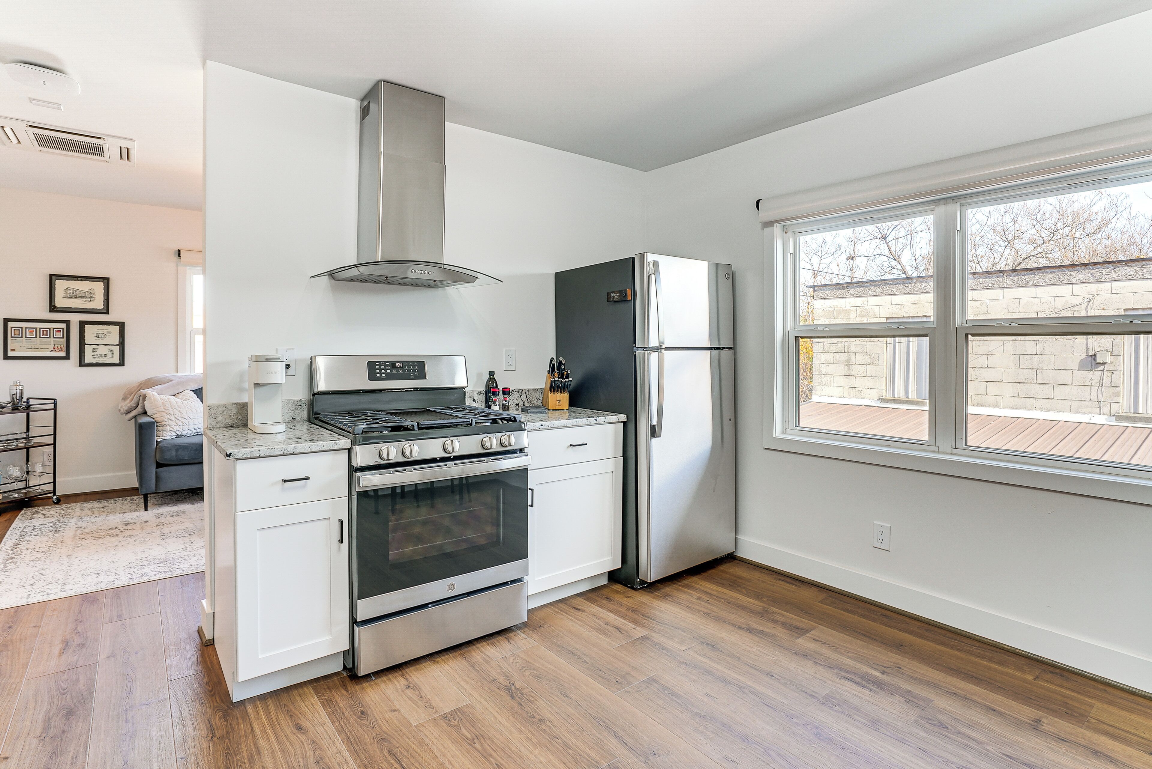 Fridge, microwave, stovetop, dishwasher