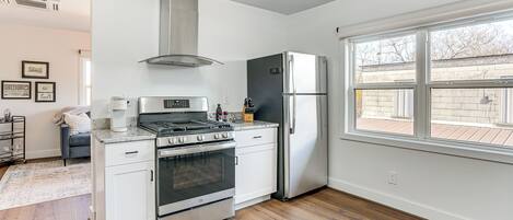 Fridge, microwave, stovetop, dishwasher