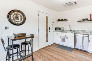 Réfrigérateur, micro-ondes, plaque de cuisson, lave-vaisselle
