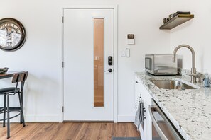 Réfrigérateur, micro-ondes, plaque de cuisson, lave-vaisselle