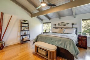 Escritorio, tabla de planchar con plancha, cuna de viaje y internet