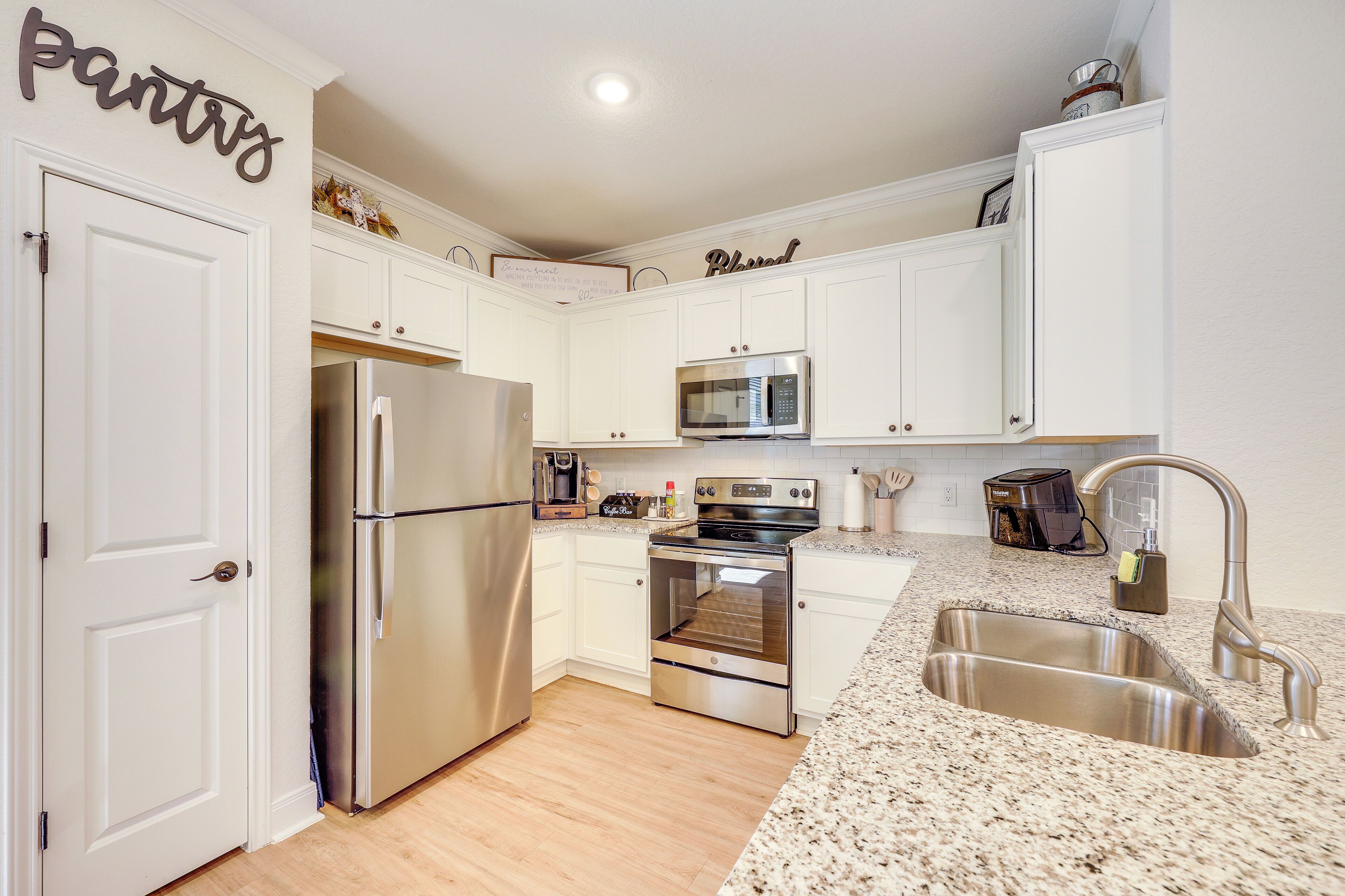 Fridge, microwave, stovetop, dishwasher