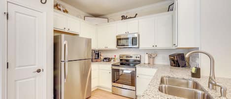 Fridge, microwave, stovetop, dishwasher