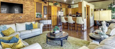 Fernseher, Kamin, Bücher