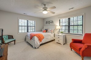 3 bedrooms, desk, iron/ironing board, travel cot - Golf Course & Mtn Views: Franklin Family Condo (Franklin)