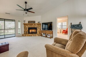 Télévision, cheminée, livres