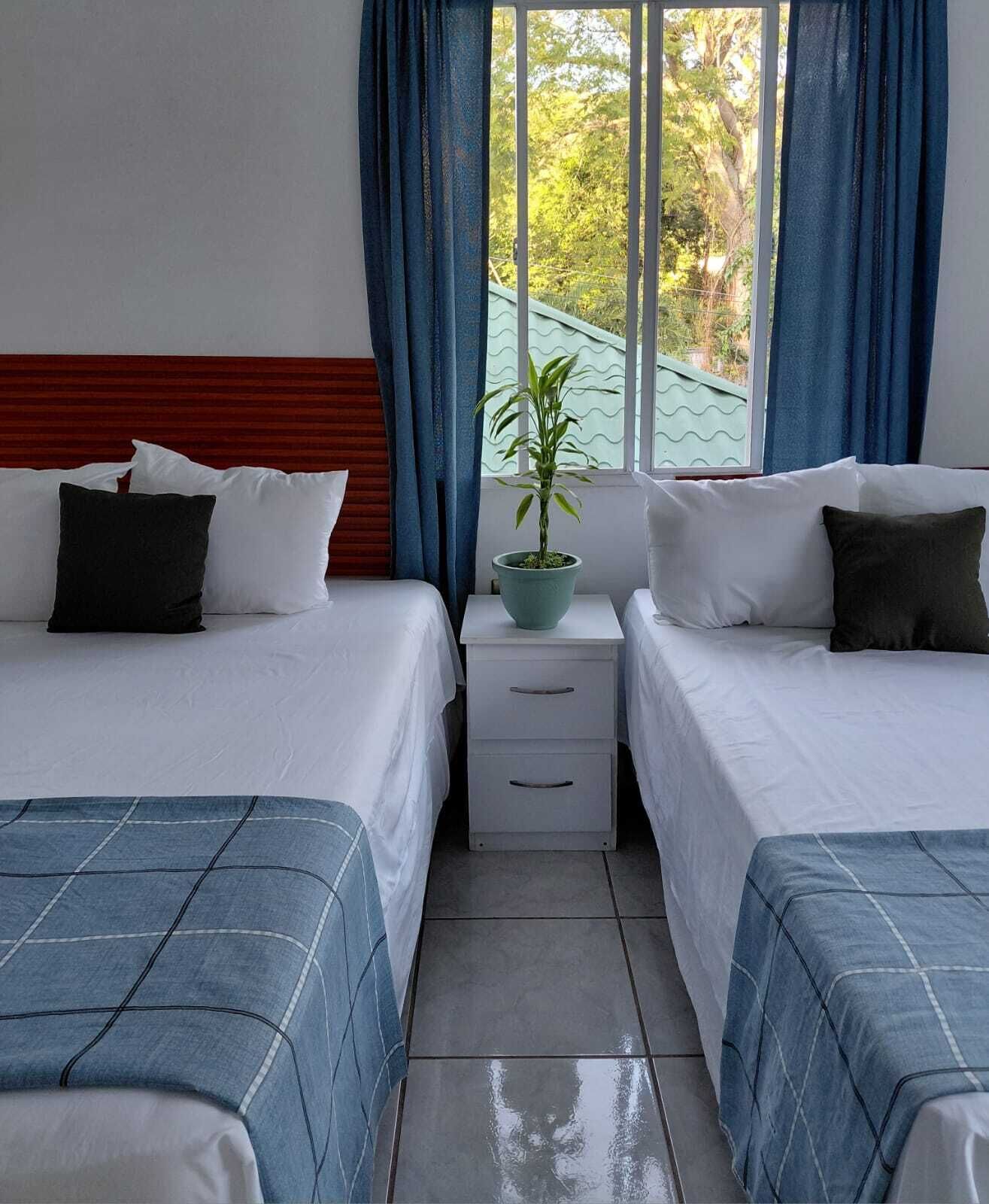 Tabla de planchar con plancha, wifi gratis y ropa de cama 