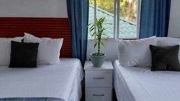 Tabla de planchar con plancha, wifi gratis y ropa de cama