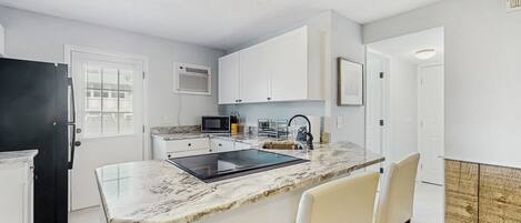 Refrigerador, microondas, horno y parrilla de estufa