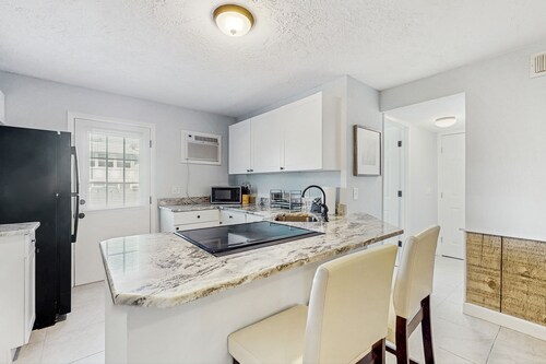 Dog-Friendly Quadruplex w/Snowbird Discounts and Private Beach Access