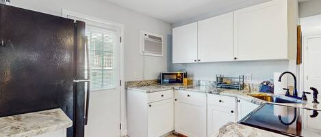 Réfrigérateur, micro-ondes, four, plaque de cuisson