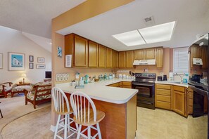 Fridge, microwave, oven, stovetop - Charming house with balcony, W/D, central AC, close to beach & golf (North Myrtle Beach)