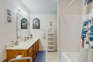 Hair dryer, towels - Charming house with balcony, W/D, central AC, close to beach & golf (North Myrtle Beach)