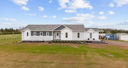 Cozy 2-Bedroom Winter Suite with Private Entrance near Kensington