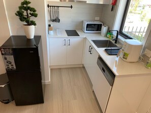 Microwave, stovetop, dishwasher - Cosy  Secure  Comfortable for two in Canberra (Taylor)