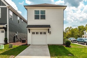 Exterior - Stylish 3BR Gallatin Getaway by LCS Signature Properties (Gallatin)