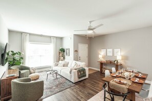 Smart TV, books - Stylish 3BR Gallatin Getaway by LCS Signature Properties (Gallatin)