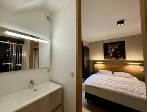 Villa | 5 bedrooms, individually furnished, bed sheets - Le Manoir Nassogne - Luxury Stay for 10 With Pool (Nassogne)