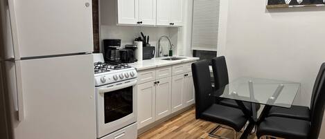 Réfrigérateur, micro-ondes, plaque de cuisson