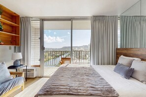 Iron/ironing board, Internet, bed sheets
