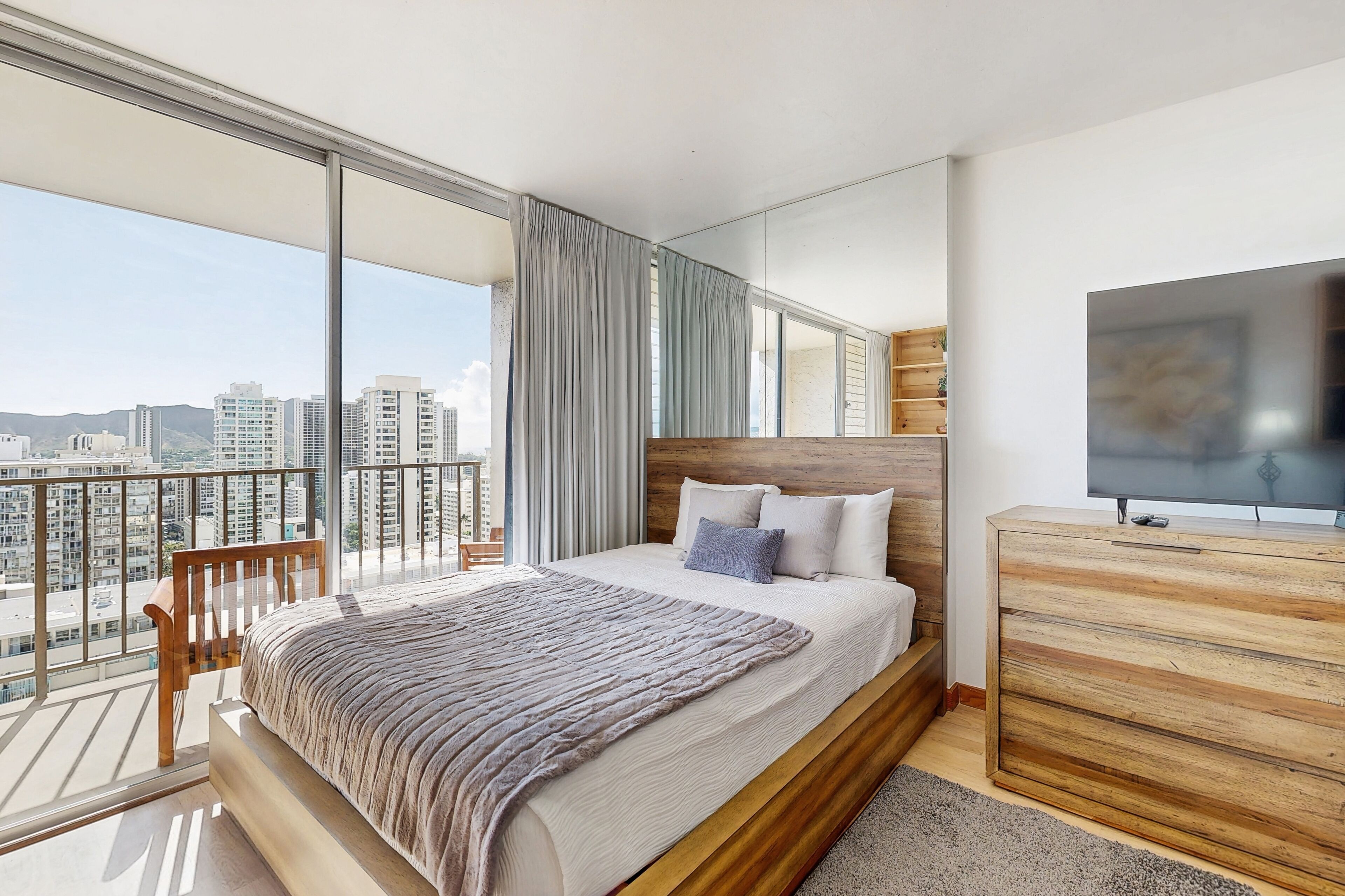 Iron/ironing board, Internet, bed sheets