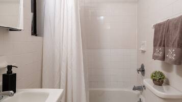 Douche, sèche-cheveux, serviettes fournies