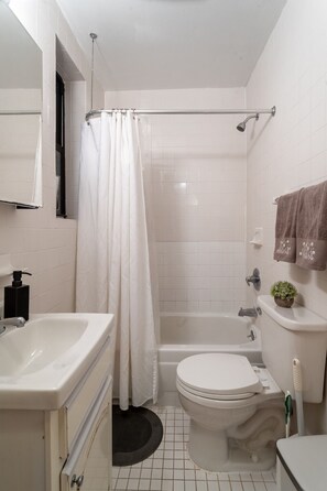 Douche, sèche-cheveux, serviettes fournies