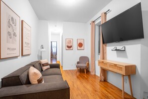 TV - 2-Bedroom Apartment in Hells Kitchen - Manhattan! (New York)