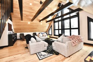 Una Smart TV, una chimenea, videojuegos, una biblioteca de música