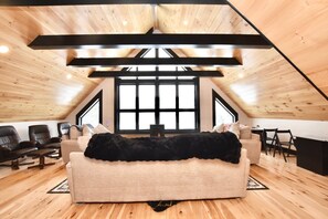 Smart TV, chimenea, videojuegos y biblioteca musical 