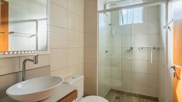 Basic Apartment | Bathroom | Free toiletries