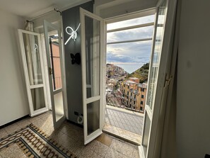In-room safe, individually furnished, desk, laptop workspace - The Manarola Sea View (Manarola)