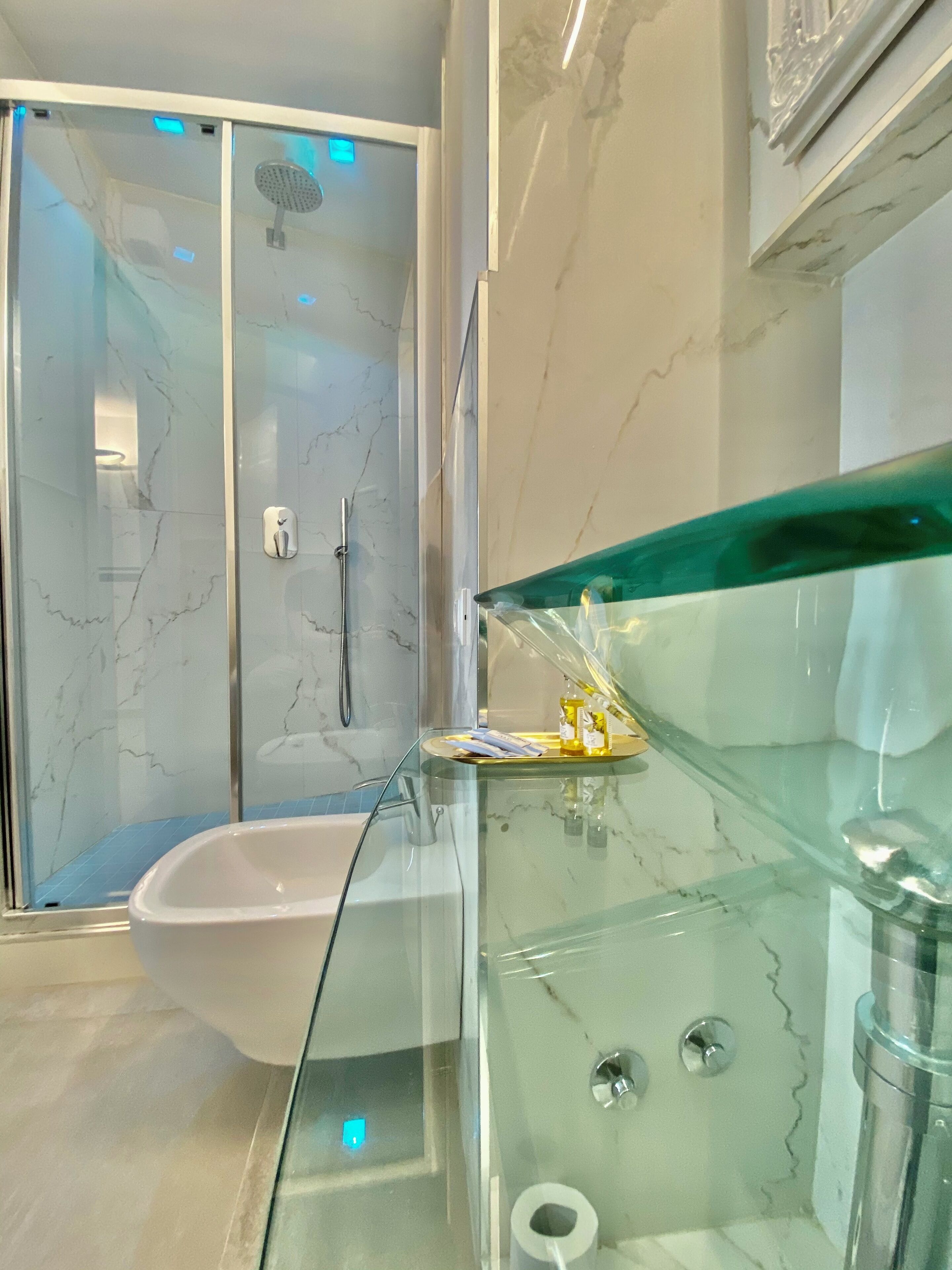 Standard-Doppelzimmer, 1 Queen-Bett, Nichtraucher, Klimaanlage | Badezimmer | Dusche, Haartrockner, Handtücher, Seife