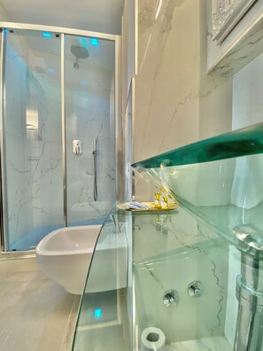 Standard-Doppelzimmer, 1 Queen-Bett, Nichtraucher, Klimaanlage | Badezimmer | Dusche, Haartrockner, Handtücher, Seife